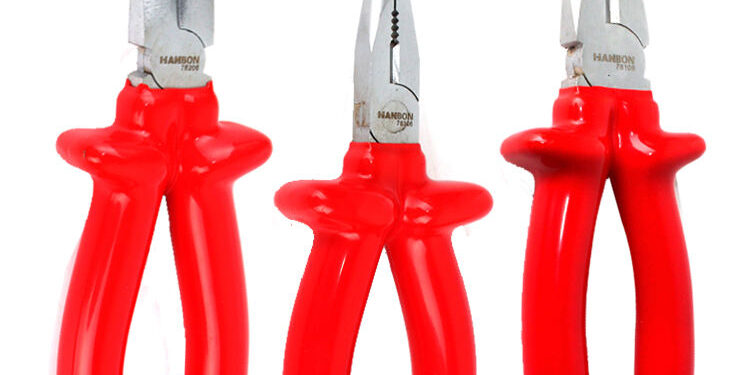 Professional insulated combination pliers for electricians (4) Insulated combination pliers for electrical safety and professional use