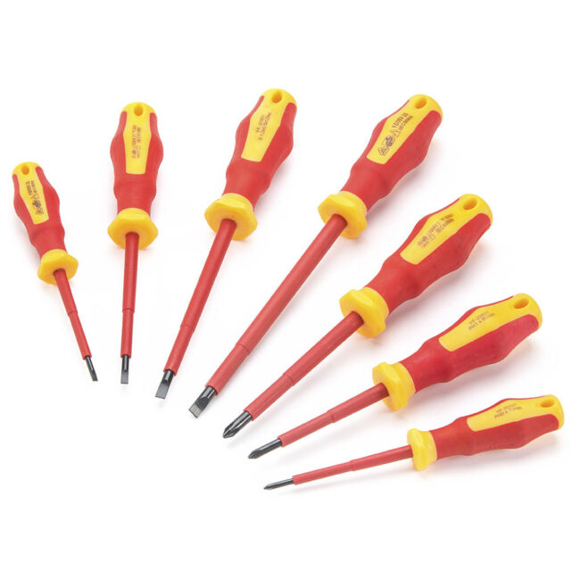 Professional insulated screwdrivers with non-conductive handles (4) High quality insulated screwdrivers for electricians